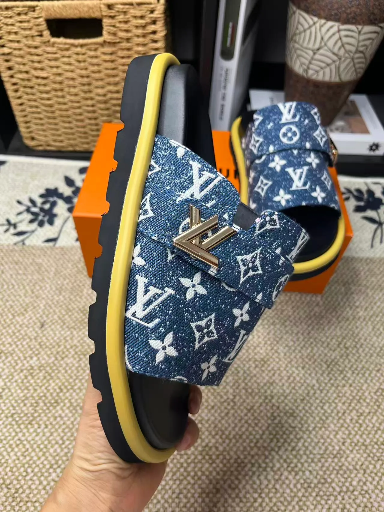 P340 [New Style] [LOUIS VUITTON] Louis Vuitton, LV printing, men's and women's slippers are now on the market, packed in drawer boxes with cloth bags and cards, the upper pattern looks very soft and waxy, and is a super versatile leg slimming tool. Fabric: imported denim/canvas/old fabric, LV hardware LOGO, official website pattern printing, comfortable to wear, feet: high-elastic PU water table. Sole: foam sole, heel height: about 5cm. Code number: 35-46, 35, 45, 46 are custom-made and non-returnable. Color: multiple colors and styles available.